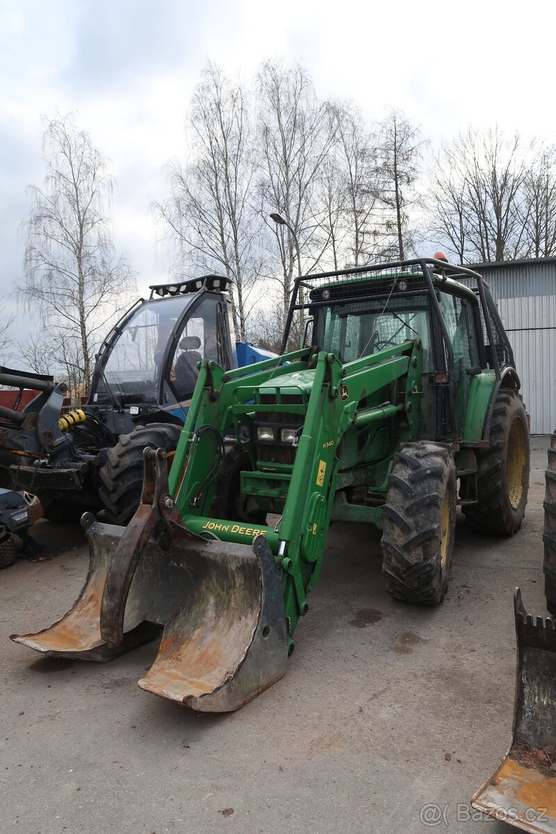 Traktor John Deere s lesnickou nástavbou