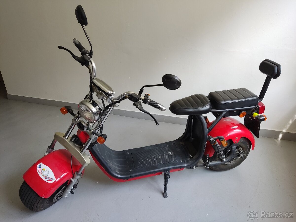 elektrický skútr/moped s bohatým příslušenství