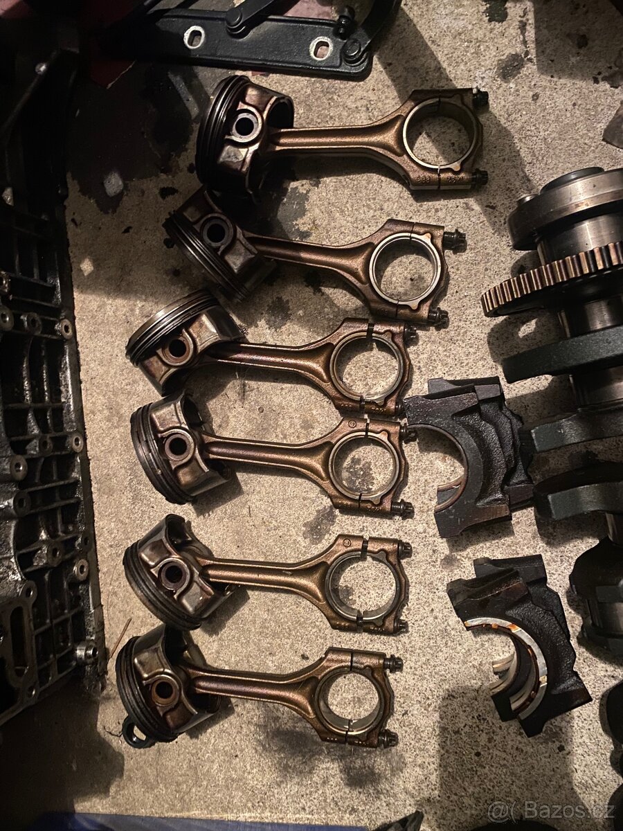 Mix dílů motoru M54B25