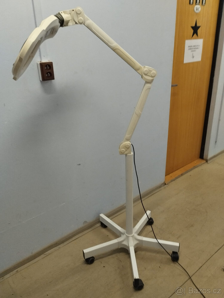 Kosmetická led lampa s lupou