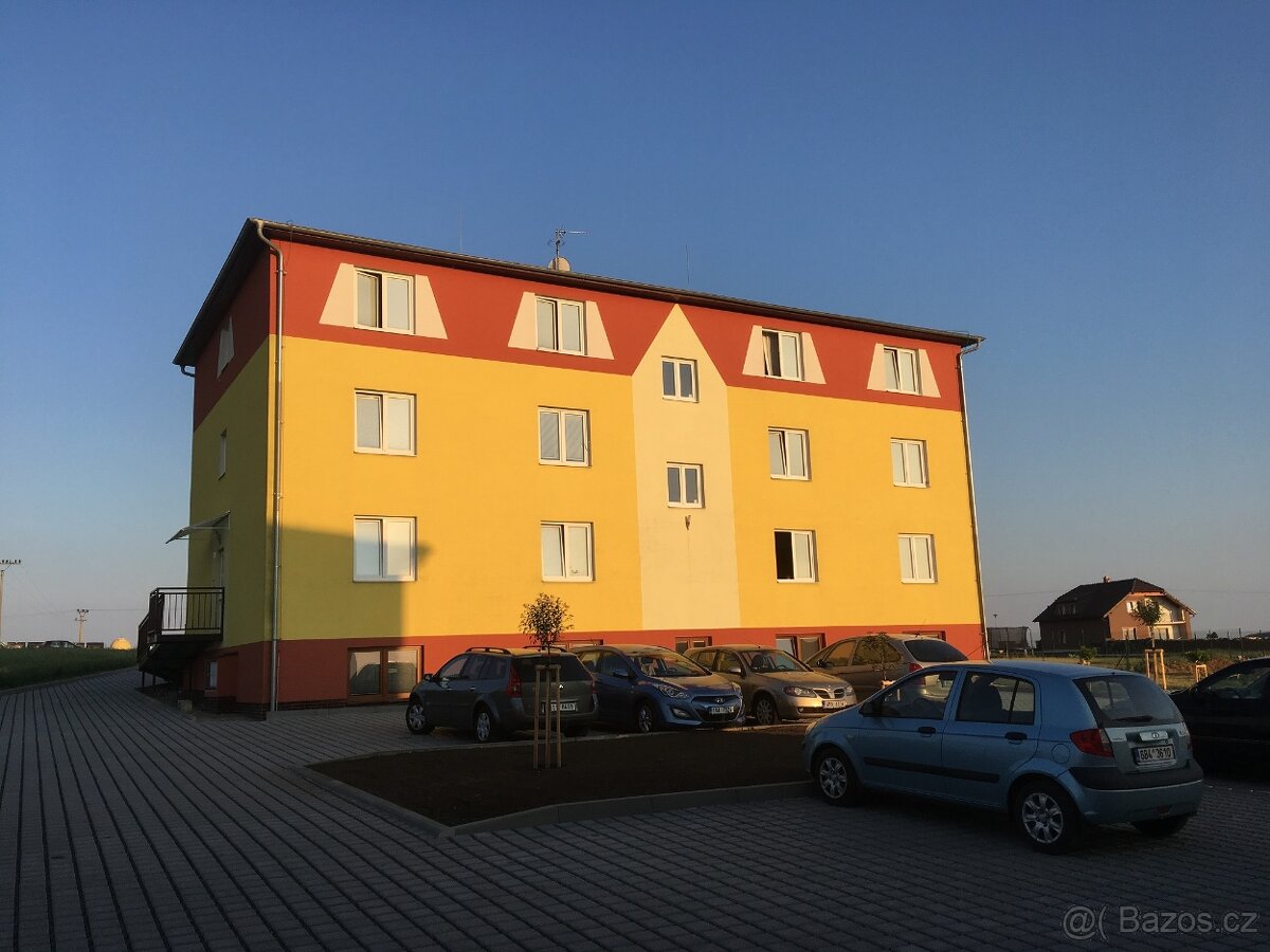 NOVÉ  BYTY 1+KK,BEZ KAUCE,POUZE PRO 100%NEKUŘÁKY,PARKOVIŠTĚ