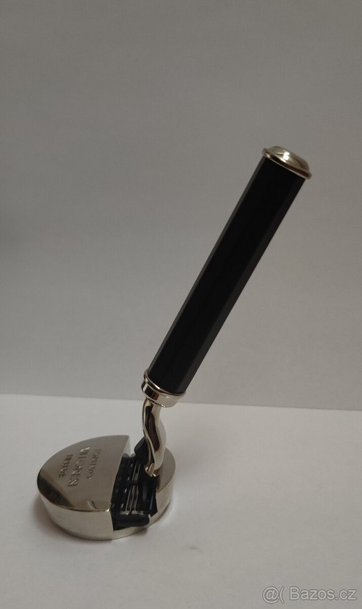 Břitva z rukojetí z ebenového dřeva s podstavcem