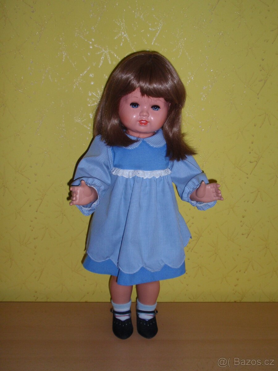 Stará značená panenka v původních šatech a botách