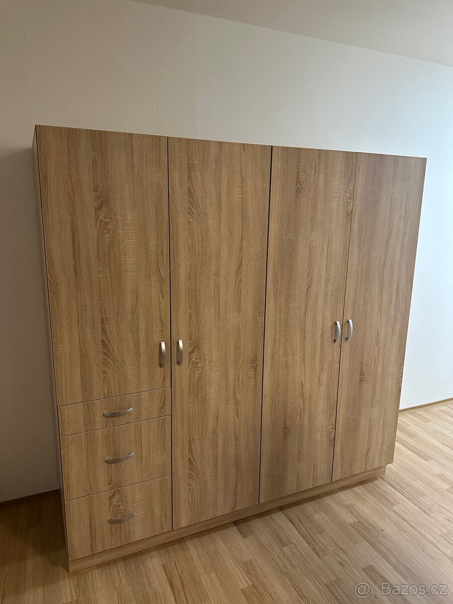 Dvě velké skříně