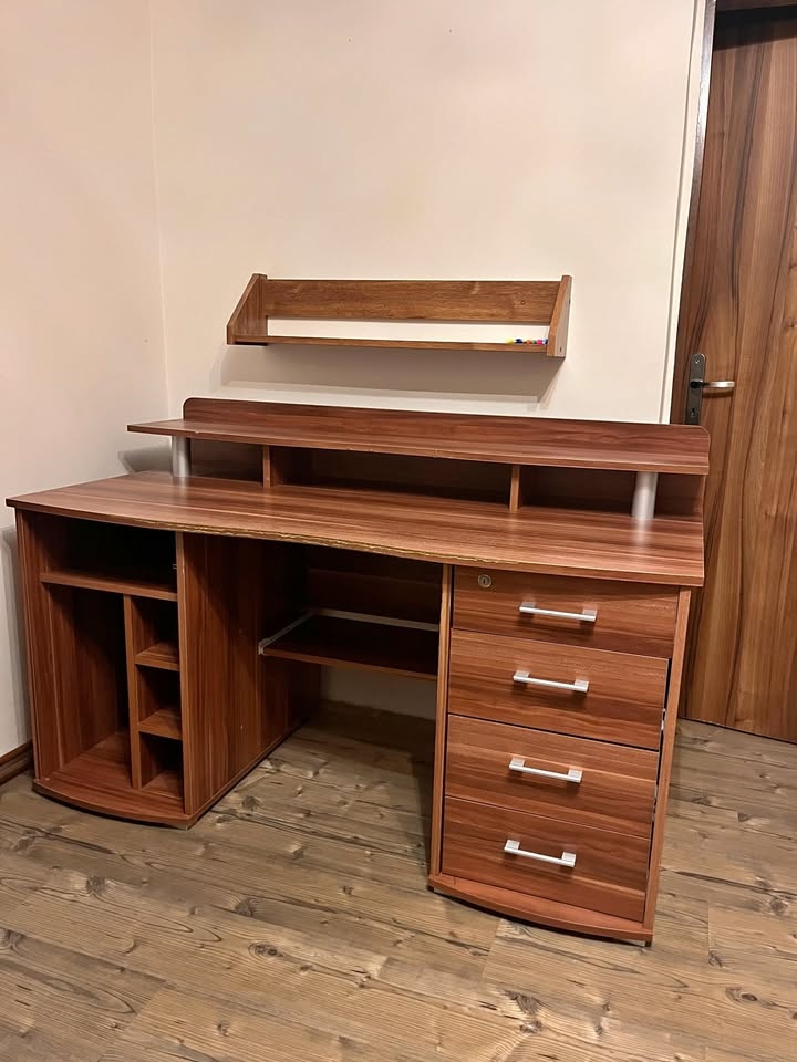 Velky pracovní / psací stůl