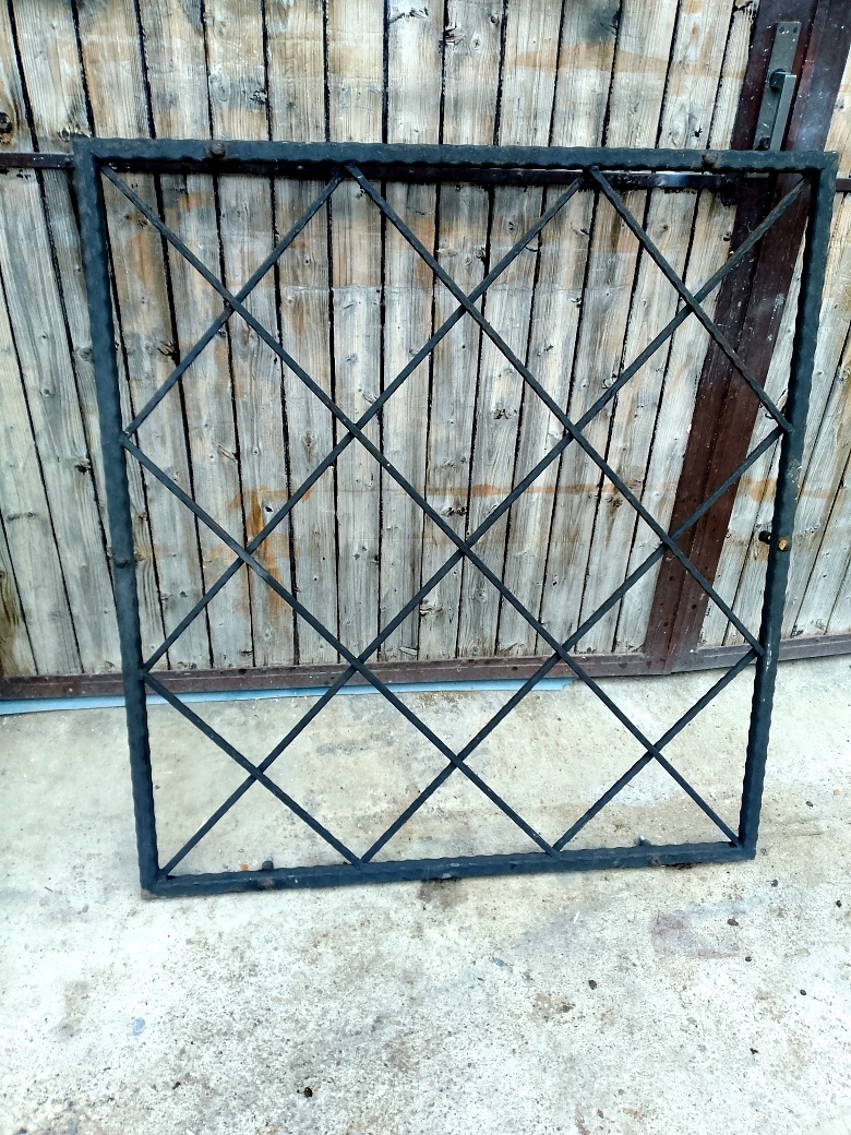 Kované mříže na okna, doprava.