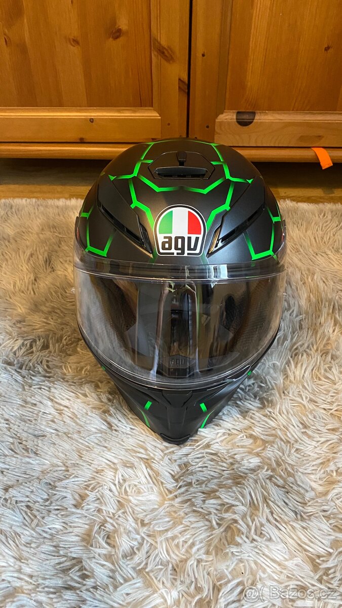 AGV přilba na silniční motorku