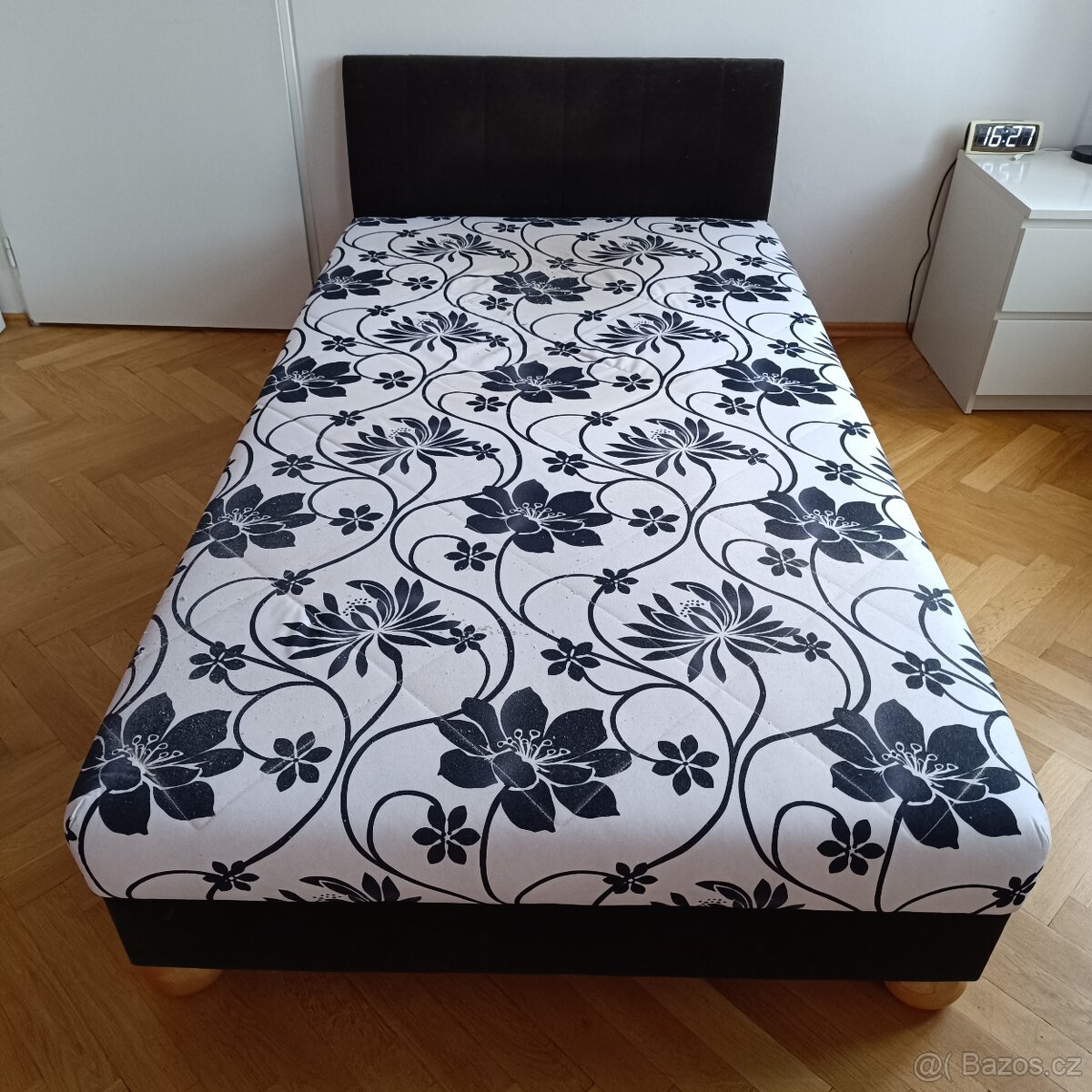 Postel s úložným prostorem.