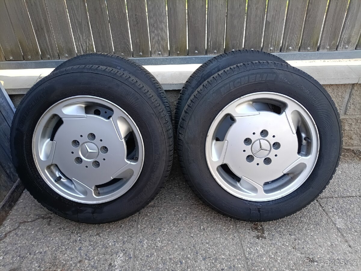 Kola Mercedes R15
