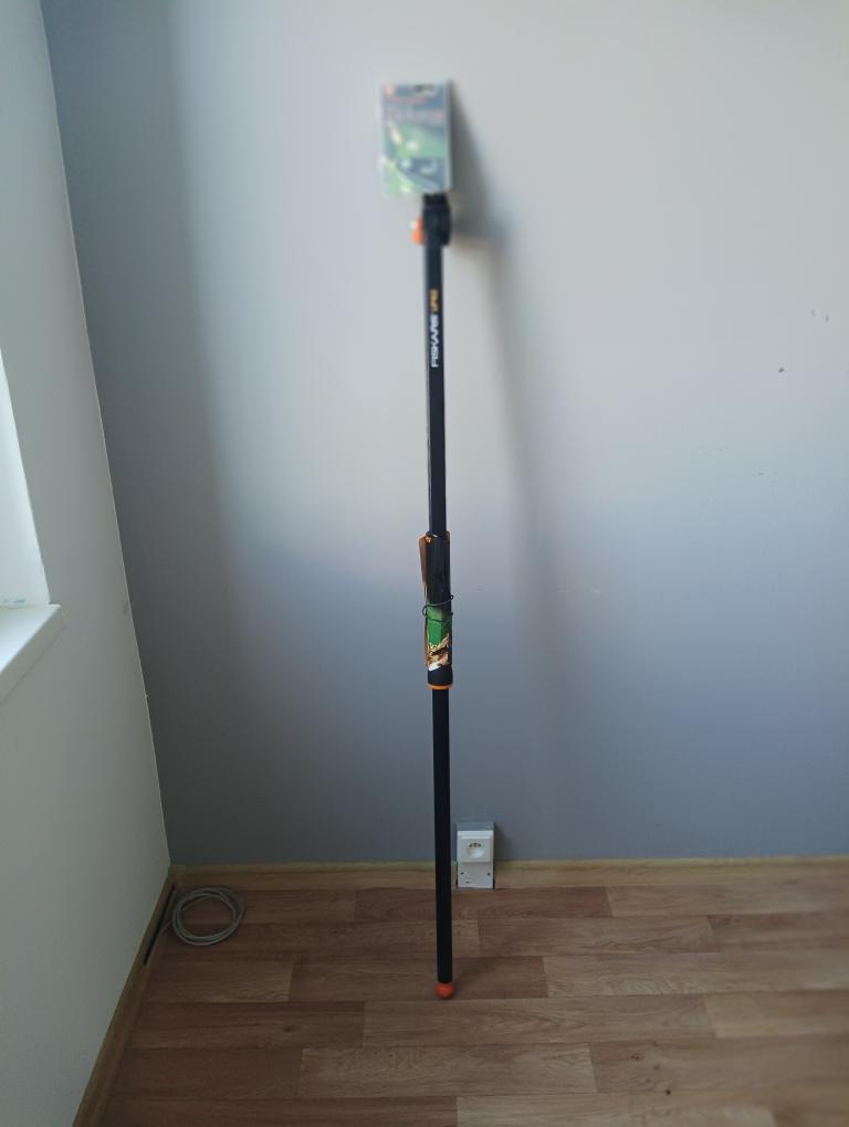 Prodloužené univerzální zahradní nůžky Fiskars UP82