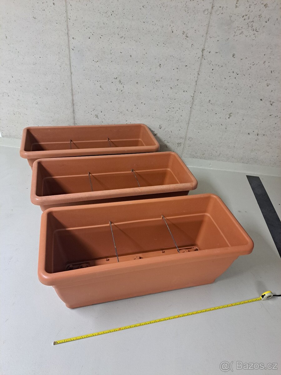 3 ks starší velké plastové truhlíky 100x44x40 cm - levně