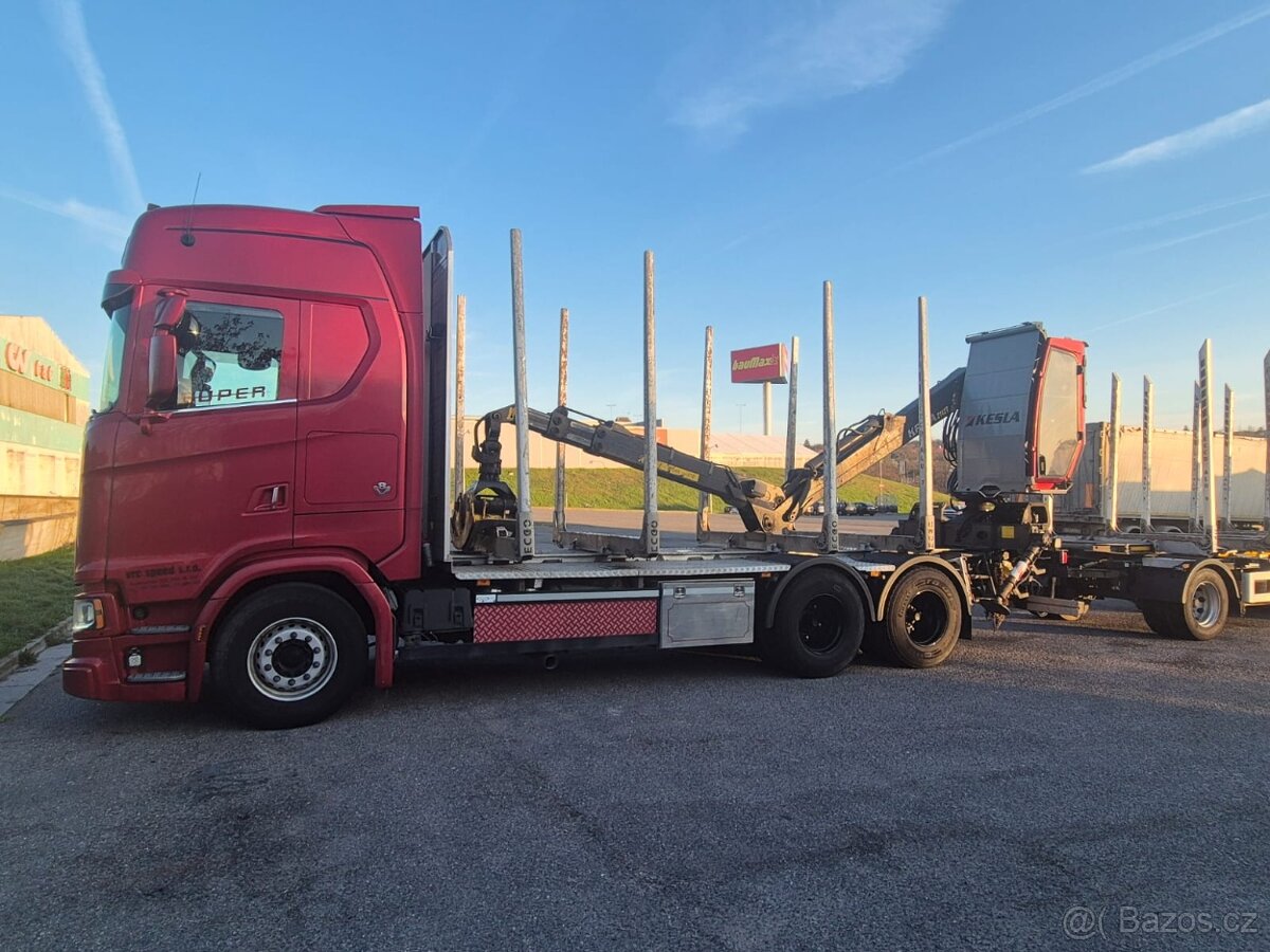 Scania S580 V8 6x4 s rukou (kabinka) na převoz dřeva