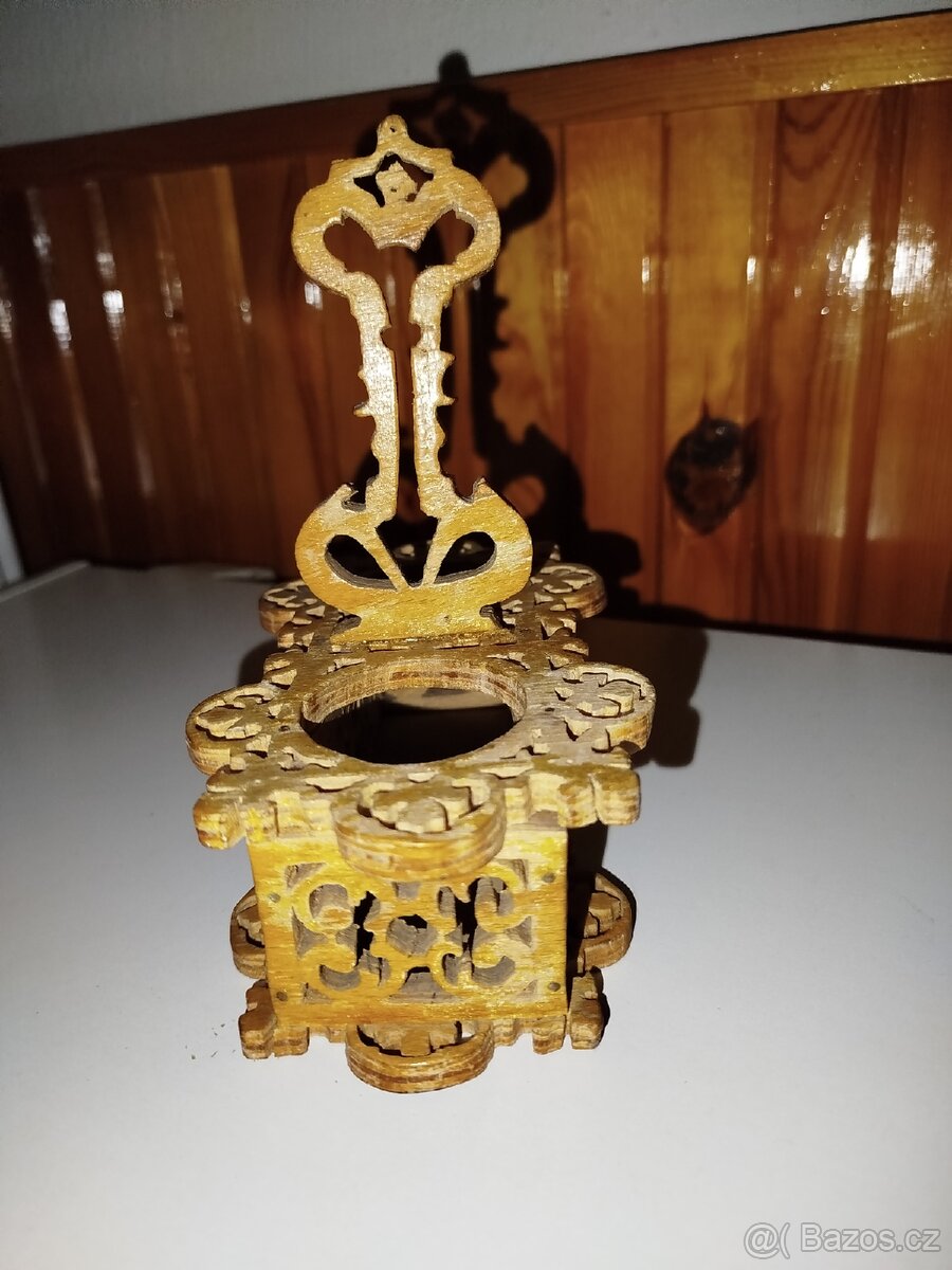 Dřevěný organizér na slánku a pepř