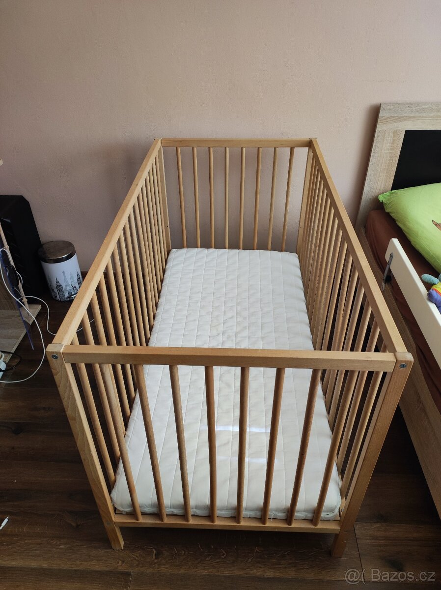 Dřevěná postýlka IKEA SNIGLAR + matrace + prostěradlo