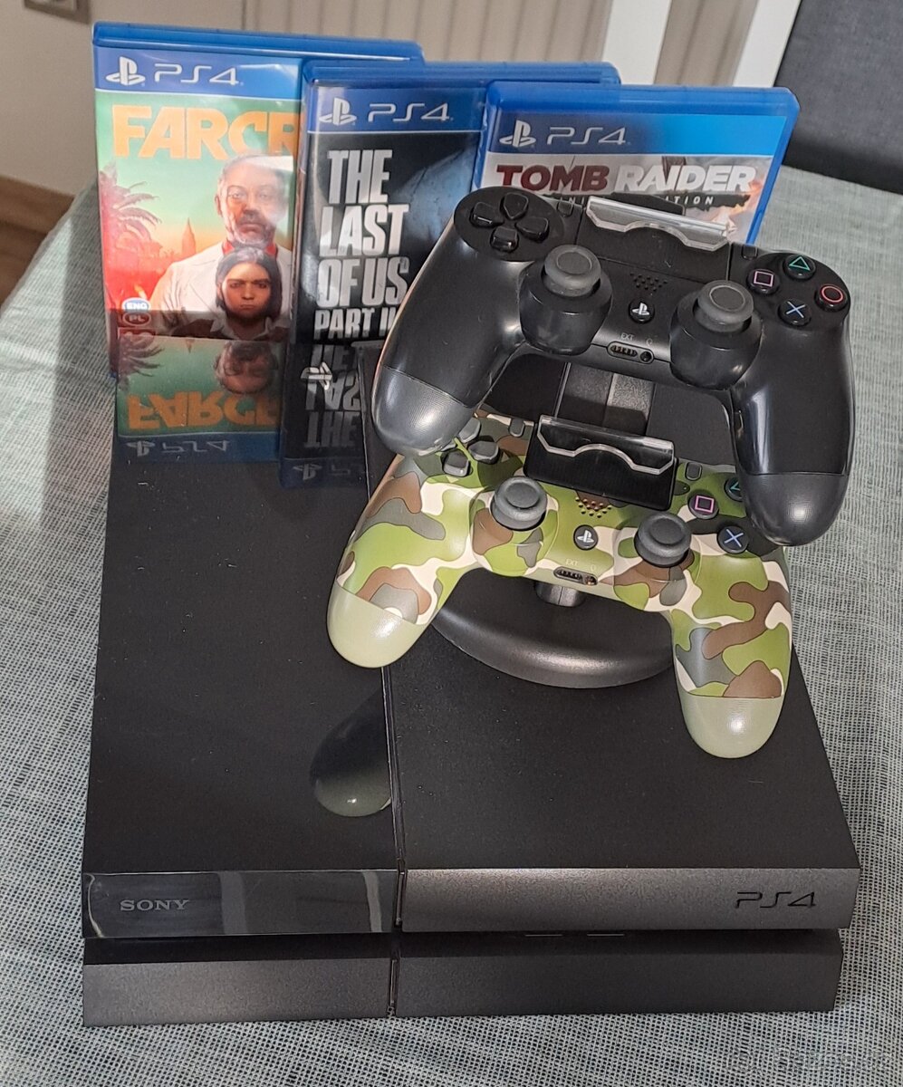 Sony Playstation 4, 500gb paměť,  2 ovladače, 3 hry