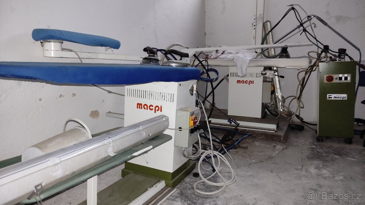 2x průmyslový žehlící stůl MACPI + žehličky + parní vyvíječ