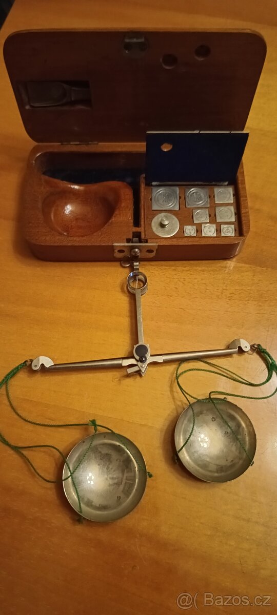 Miskové cestovní zlatnické váhy