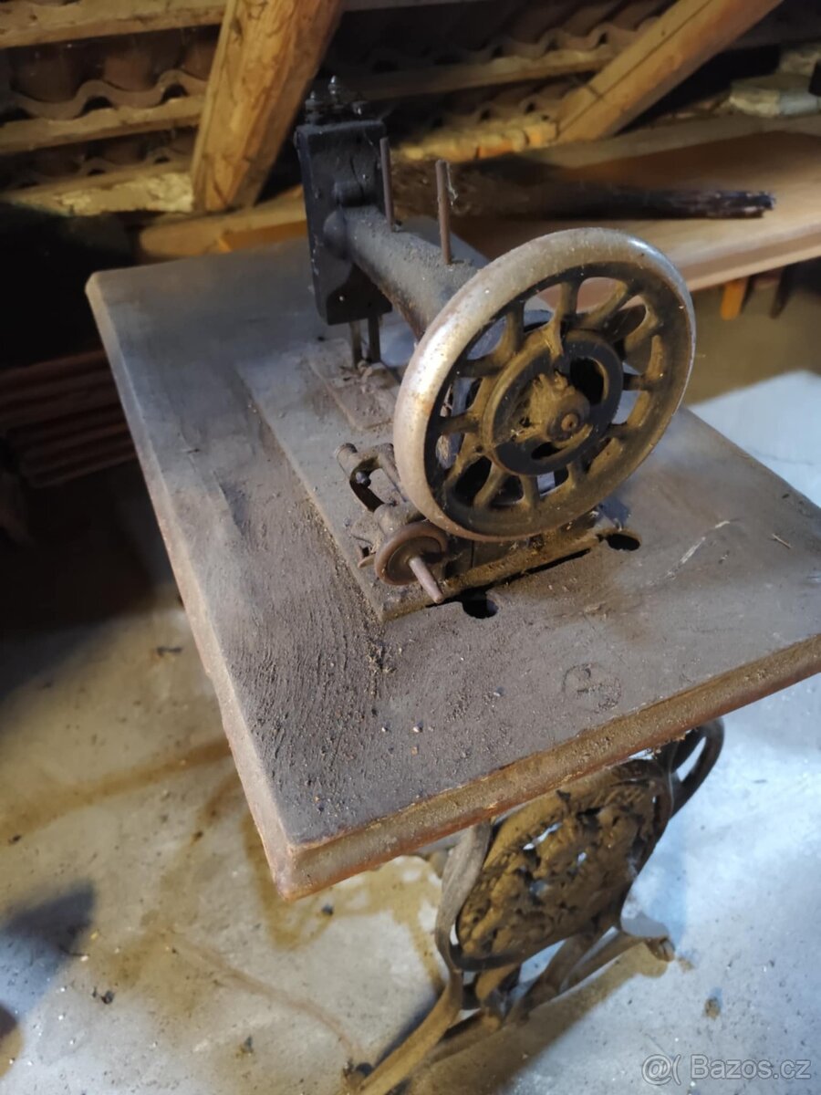 Šicí stroj se stolem