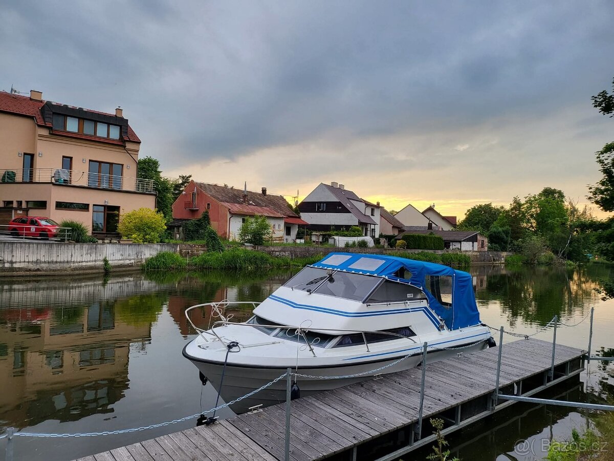 Kajutová motorová loď Draco 25 Twin Cab, zánovní vlek 3500Kg