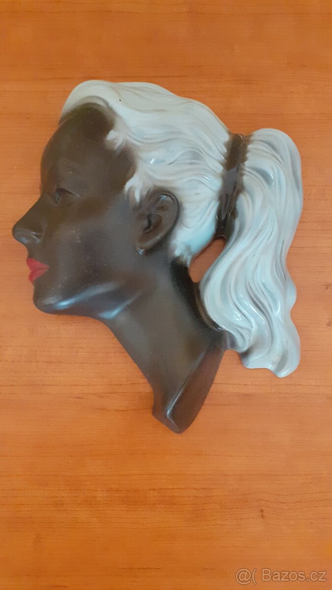 Plastika dívčí hlavy