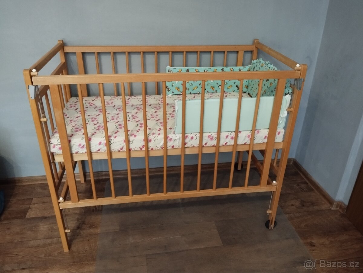 Dřevěná dětská postýlka