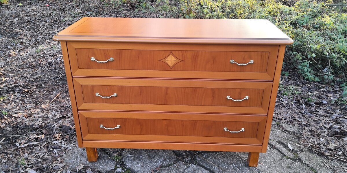 Šuplíková komoda na nožkách