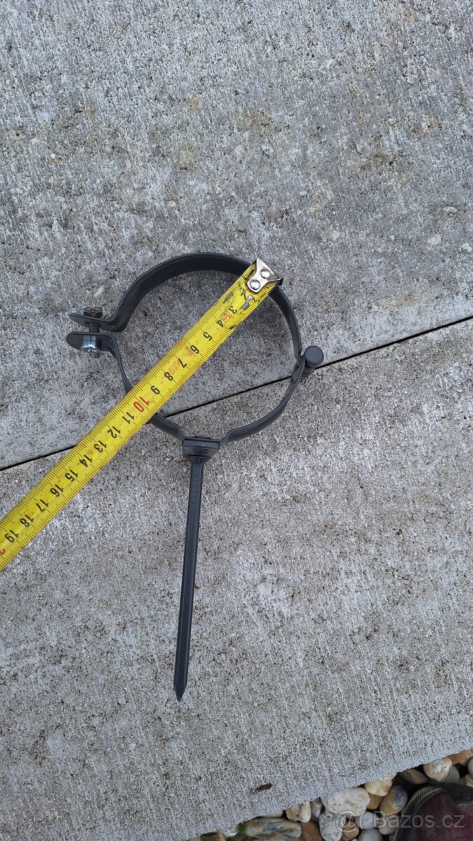 kolena okapů + spony do zdi