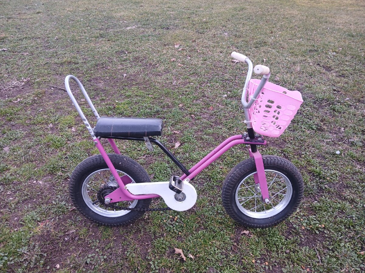 Dětské kolo a tříkolka.