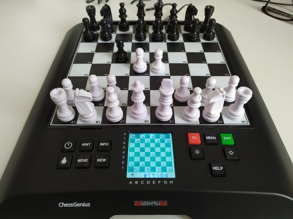 šachový počítač Millennium Chess Genius