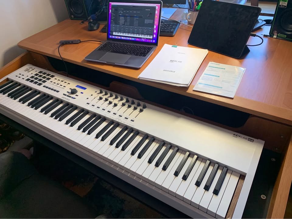 Pracovní stůl pro hudebníky, DJ, zvukaře, digitální umělce,