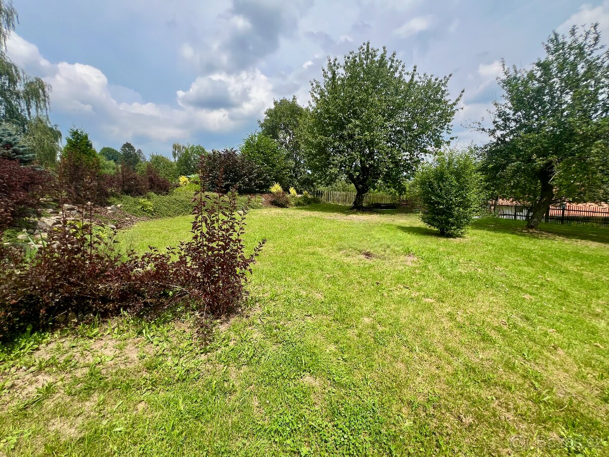 Pozemek v malebné obci 12 KM od ČL - 800 m2