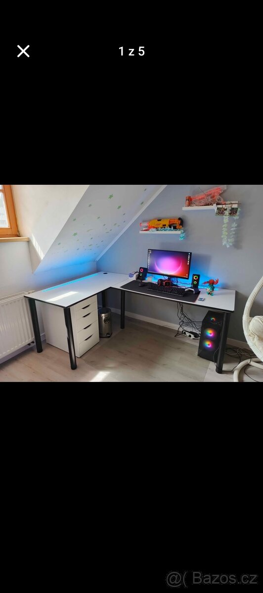 Rohový psací stůl