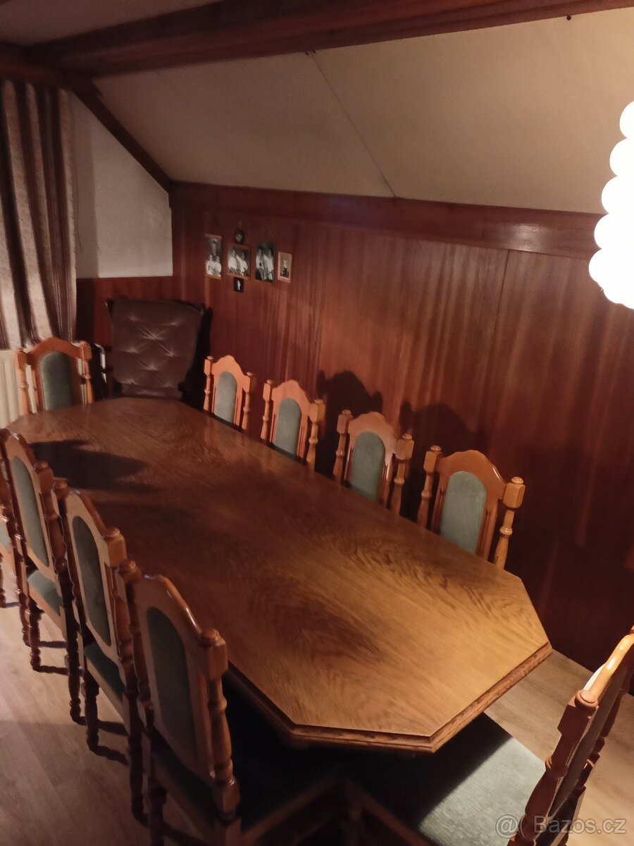 Jídelní stůl