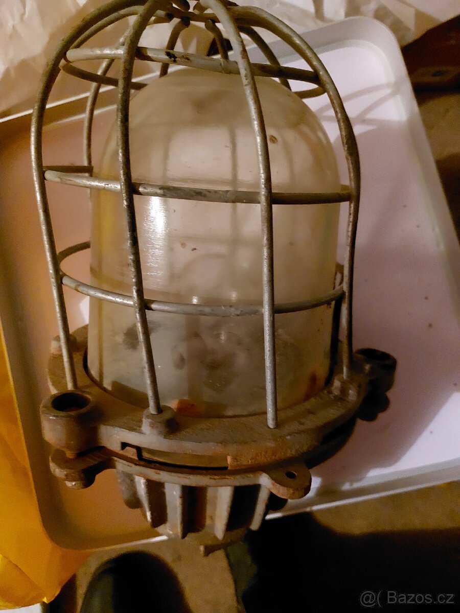 Retro průmyslová lampa