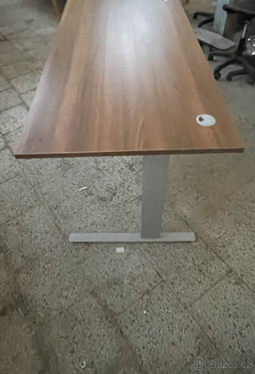 Nový kancelářský stůl
