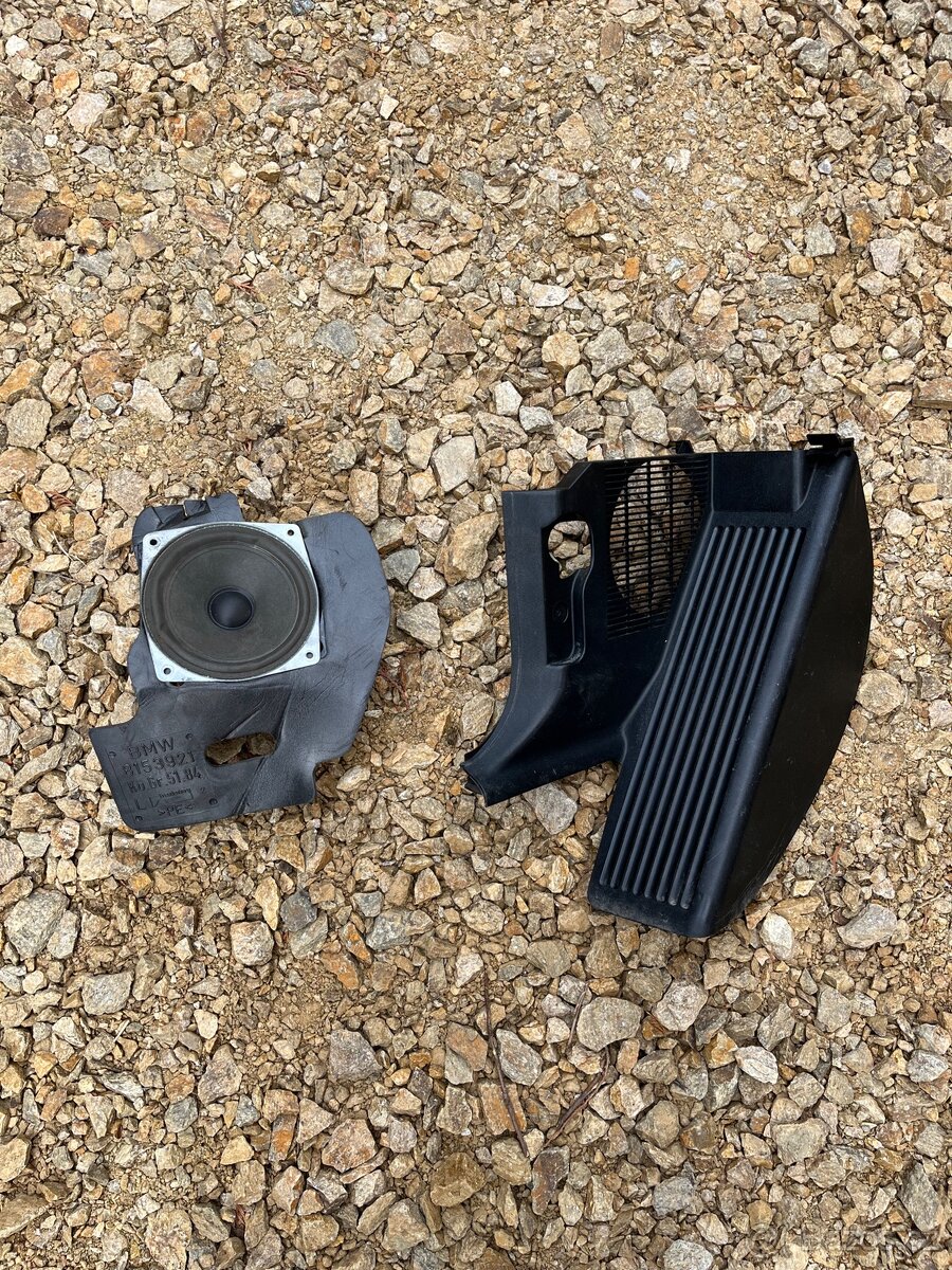 e36 sedan operka nohy, footrest s reproduktorem