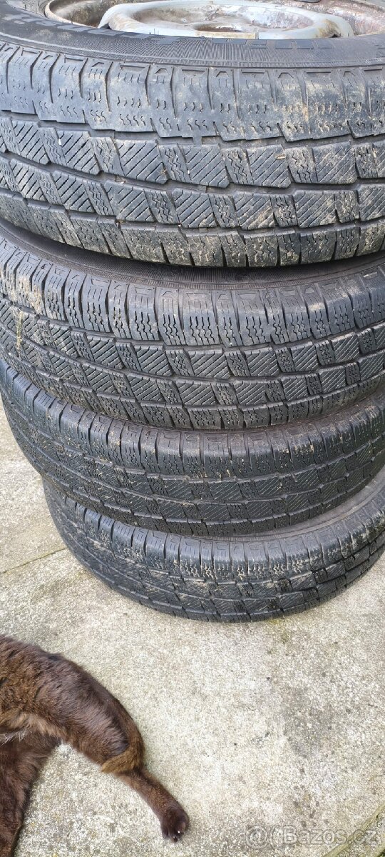 Ford Transit sada kol s pneu R16