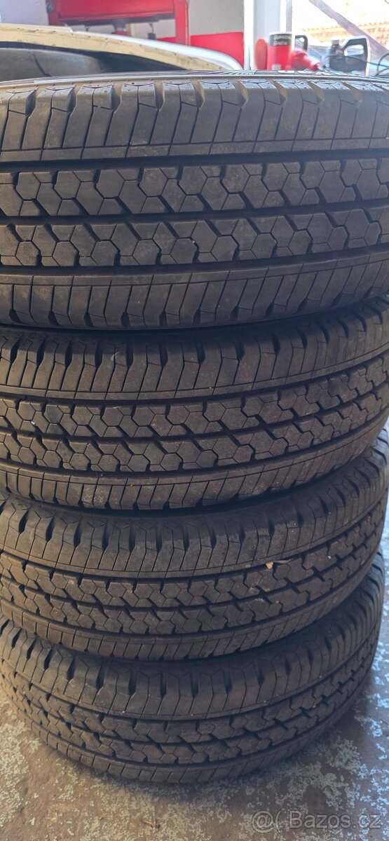 Mercedes-Benz Vito Viano W639: plechová kola, nové pláště