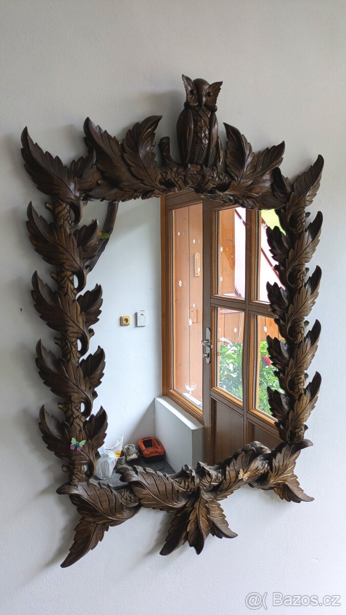 Zrcadlo s krásným vyřezávaným rámem