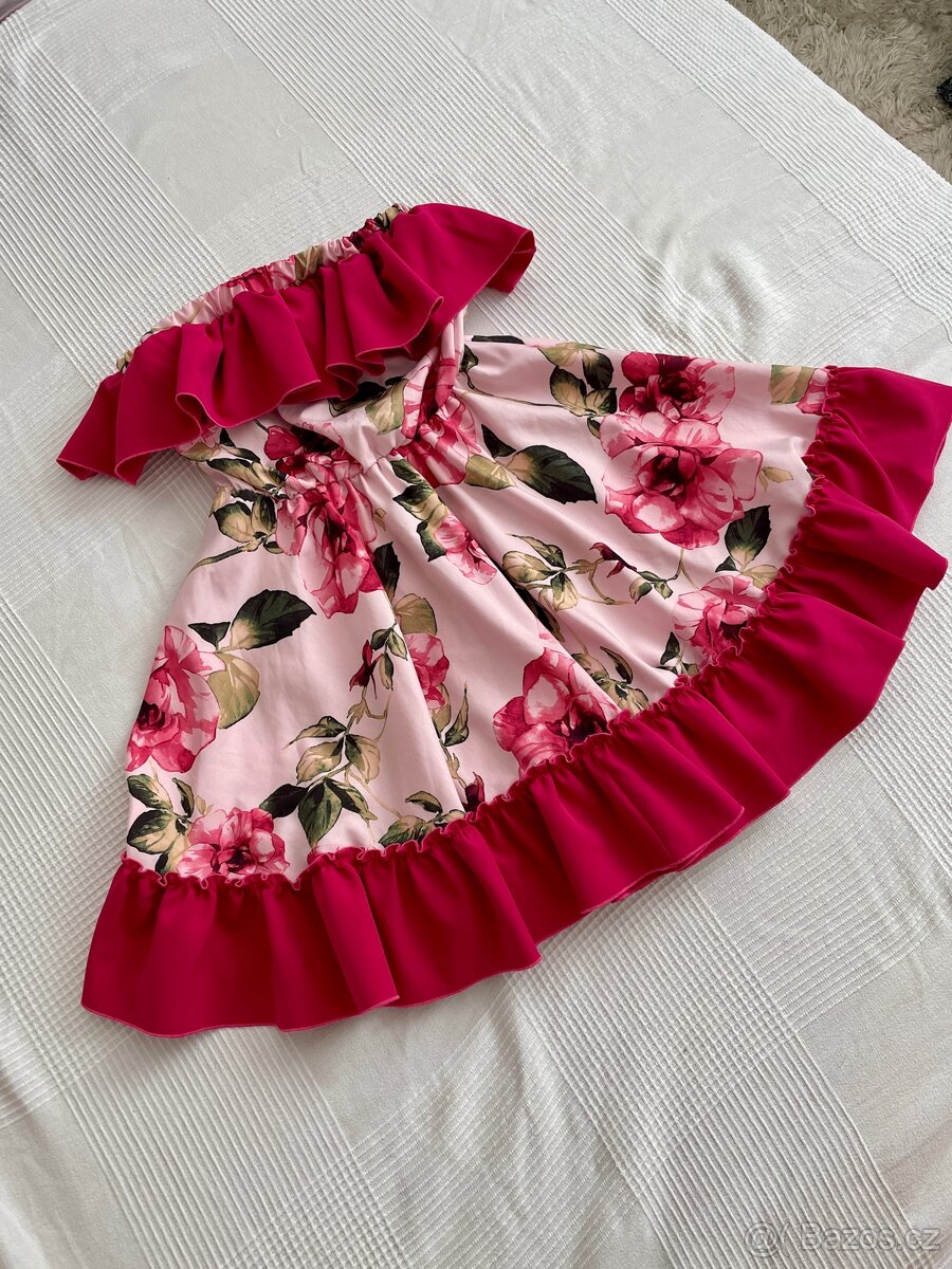 Krásné růžové krátké dámské šaty bez ramínek s květinami