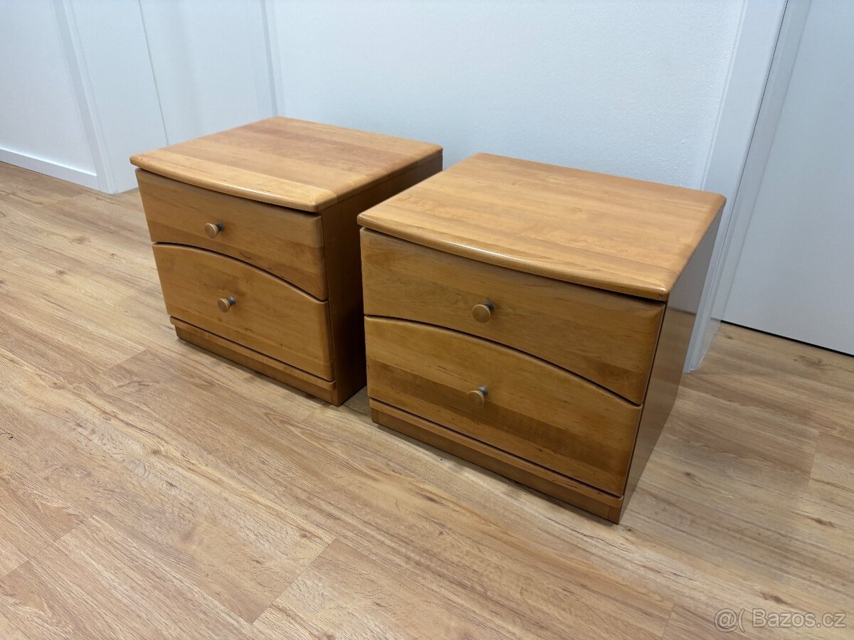 Dřevěný noční stolek s šuplíky