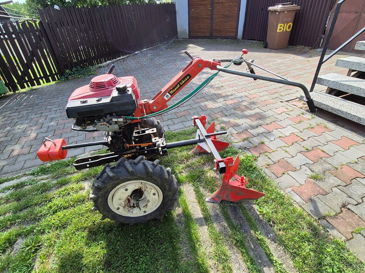 Vari Honda s vlekem a příslušenstvím