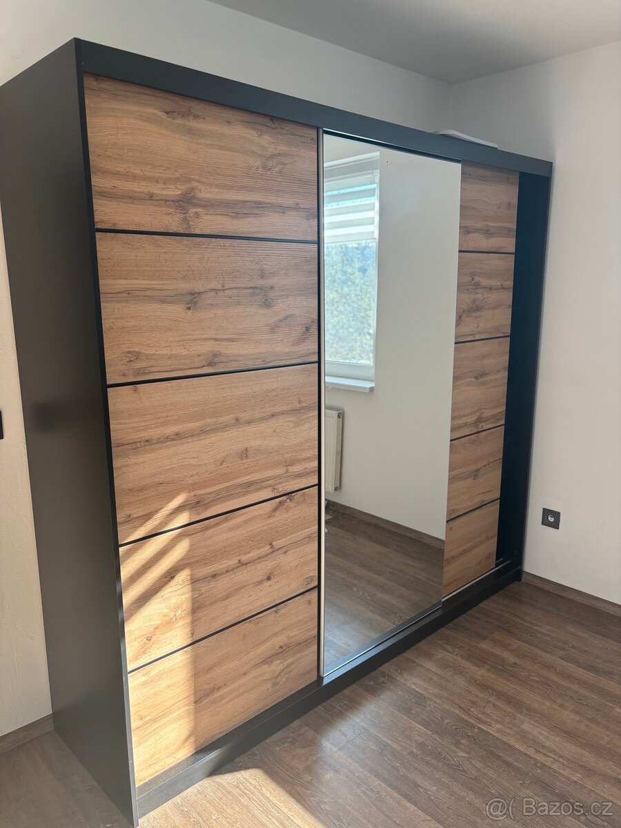 Velká šoupací skříň