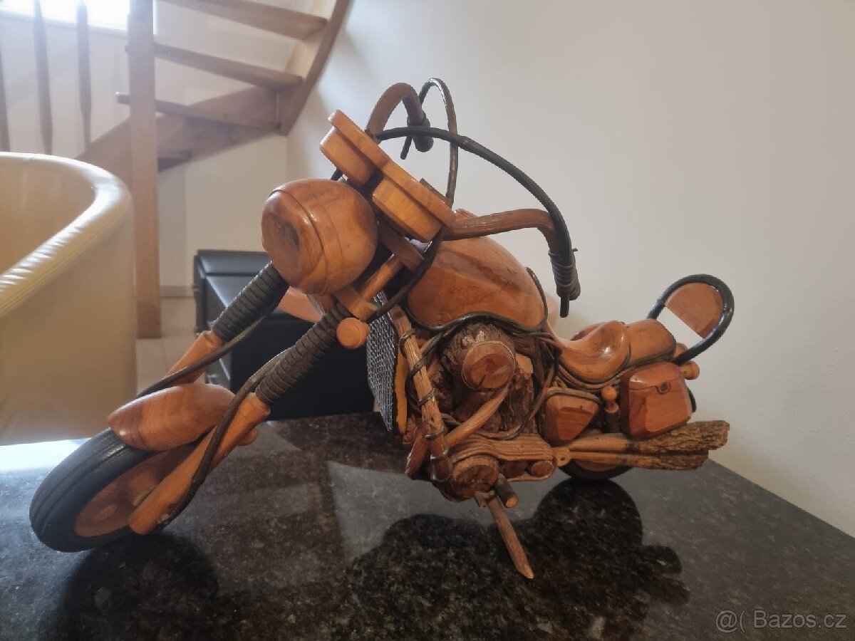 Velká dřevěná dekorace motorka