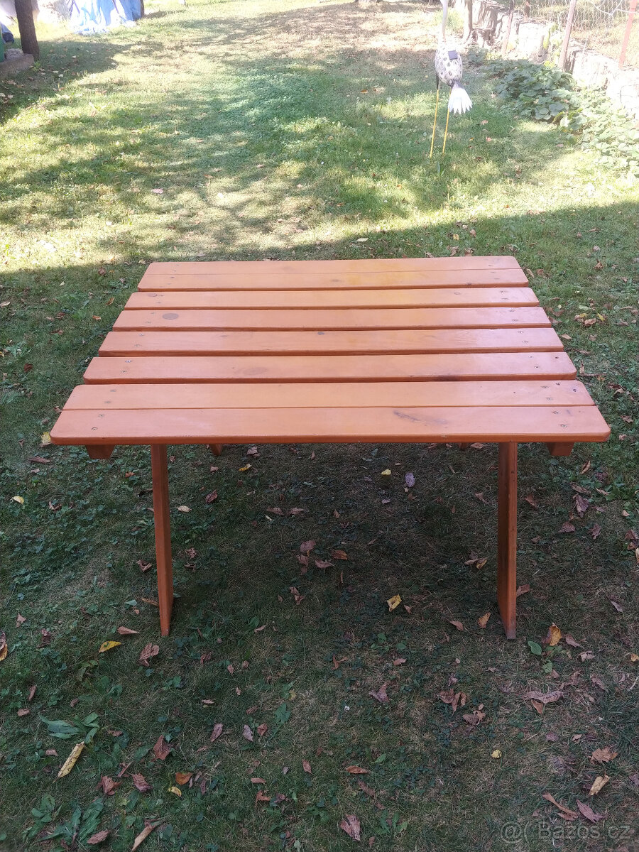 Zahradní dětský jídelní set s podsedáky