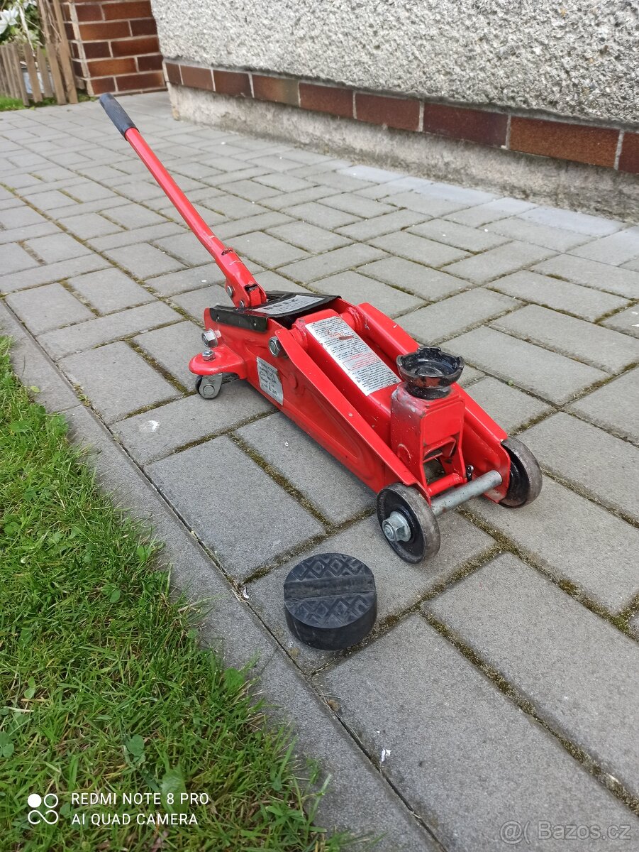 Hydraulicky zvedak 2t + gumova podlozka