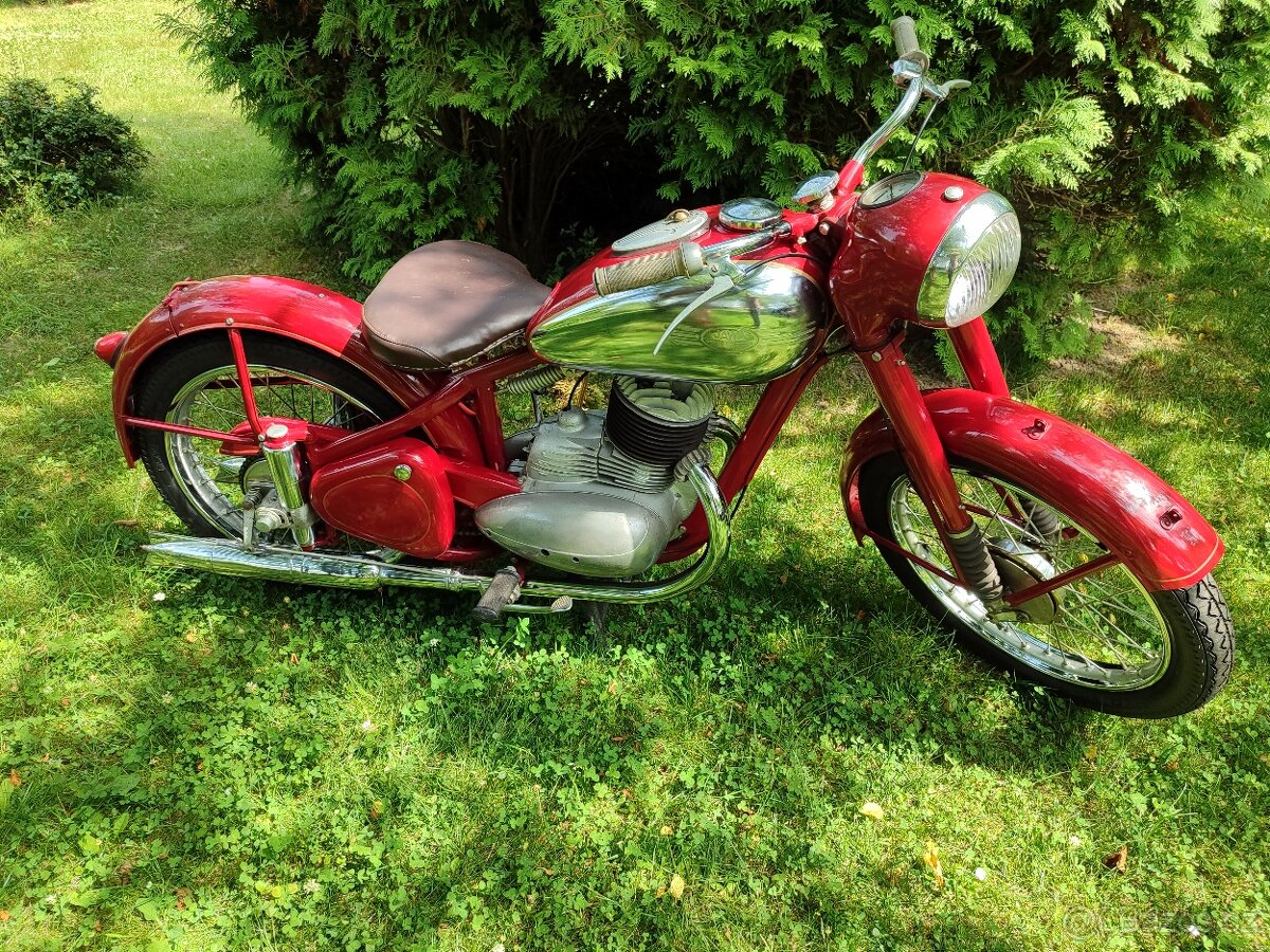 Jawa 250 pérák Zbrojovka