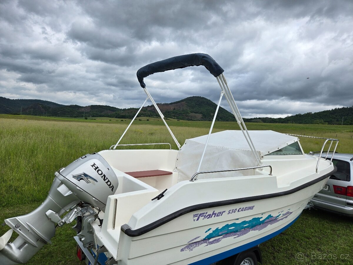 Kajutova lod 5.3x2.35m, motor Honda 50 vstrik, vlek