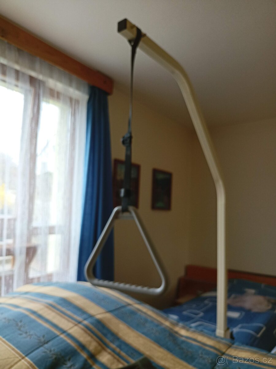 Zaves nad postel