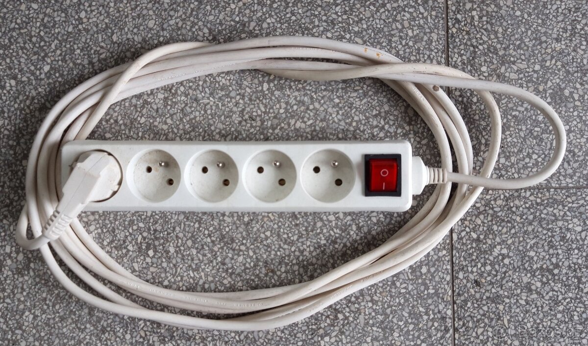 Prodám prodlužovací kabel s 5 zásuvkami a vypínačem